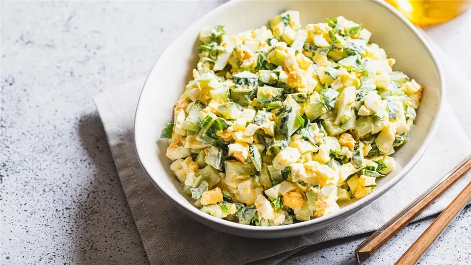 Sałatka z pora — z jajkiem i szynką-image